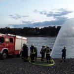 Übung mit dem Wasserwerfer am Rhein