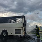 Der Reisebus auf dem Standstreifen